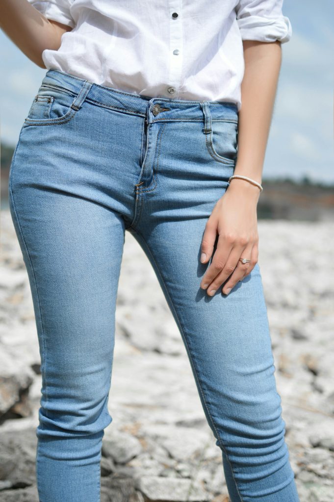 blauwe-jeans-witte-blouse