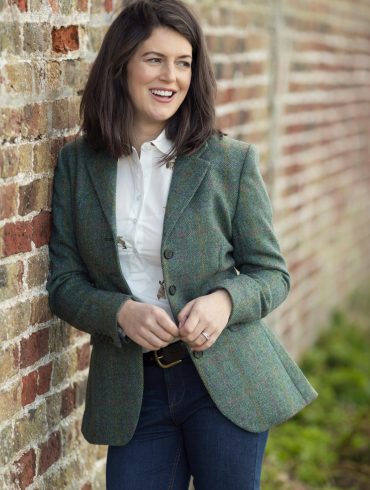 blazer op blauwe spijkerbroek